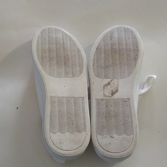 Helena and Kristie white sneakers w/ hand & heart detail at sides size 39/ 9 - Picture 3 of 9